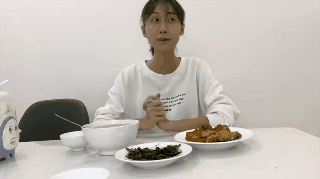 Khoe vao bep nau an, Lynk Lee de lo vong 1 day dan khac thuong-Hinh-2