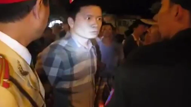 Video: Xôn xao tin đồn kẻ sàm sỡ cô gái từng đe dọa cảnh sát