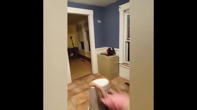 Video: Đau đầu khi phải ở nhà trông lũ nhóc tì siêu quậy