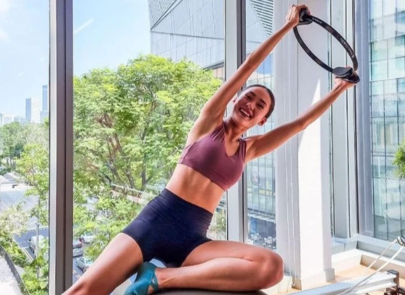 Cô giáo dạy pilates nổi tiếng đa tài