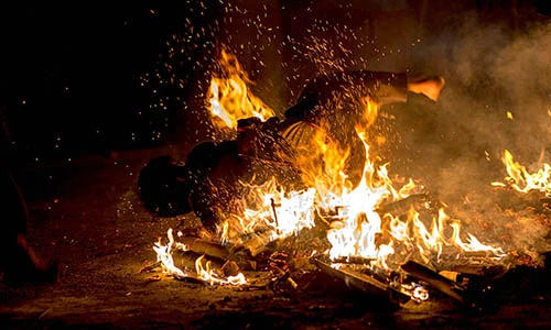 Video: Tục kiêng khem kỳ lạ để nhảy múa trong lửa không bị bỏng