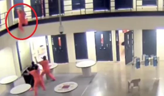 Video: Tù nhân nhảy lầu tự tử, được 3 bạn tù cứu mạng như phim hành động