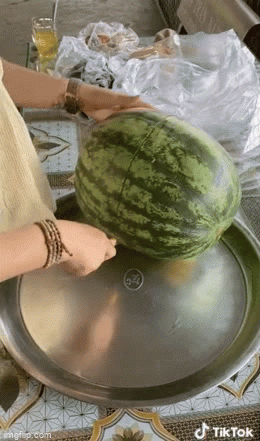 Sửng sốt với thứ bên trong quả dưa khủng nặng 10kg Sung sot voi thu ben trong qua dua khung nang 10kg