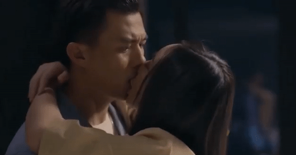Quỳnh Kool nói về nụ hôn với bạn diễn hơn 8 tuổi Quynh Kool noi ve nu hon voi ban dien hon 8 tuoi