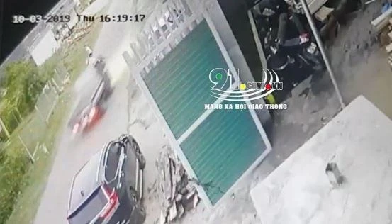 Video: Xe tải vượt ẩu đâm người nguy kịch rồi bỏ trốn