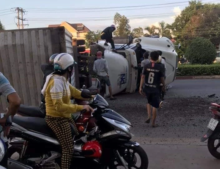 Video: Phá cửa giải cứu tài xế container lật ngang giữa đường