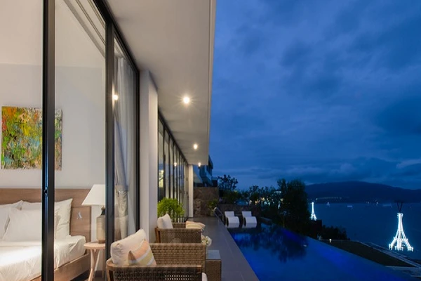 Căn biệt thự với bể bơi vô cực hướng biển tại Nha Trang