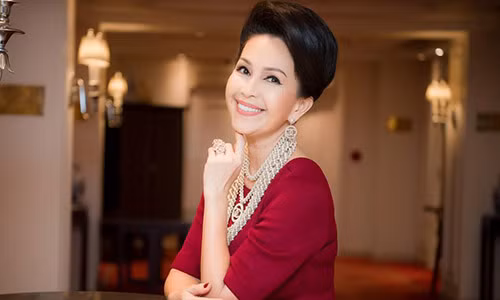 Diễm My được dàn người mẫu nam 9X vây quanh khi ra Hà Nội