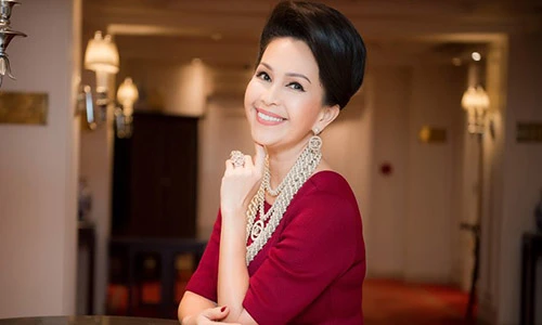 Diễm My được dàn người mẫu nam 9X vây quanh khi ra Hà Nội