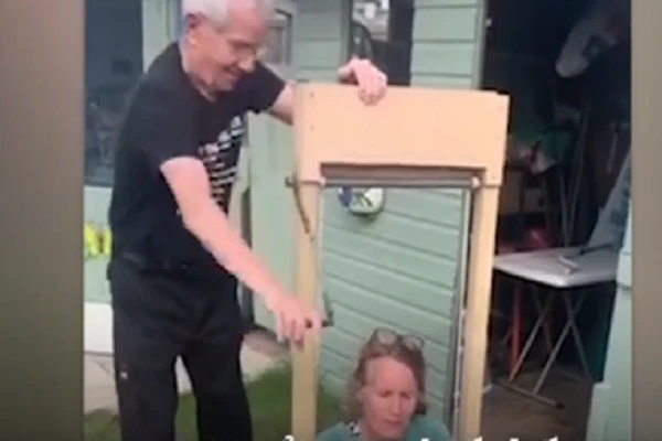 Video: Chồng chế thiết bị giúp vợ đứng lên, ngồi xuống dễ hơn