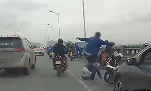 Video: Tài xế dừng ô tô giữa cầu, lao xuống đánh thanh niên đi xe máy