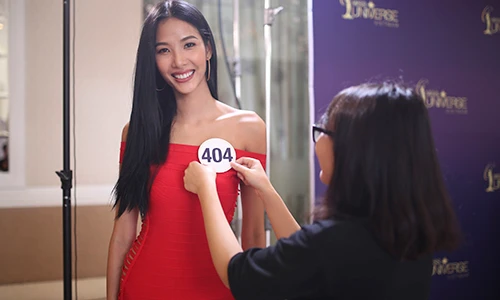 Video: Hoàng Thùy ngã đau trong phần trình diễn bikini đêm chung kết HHHV