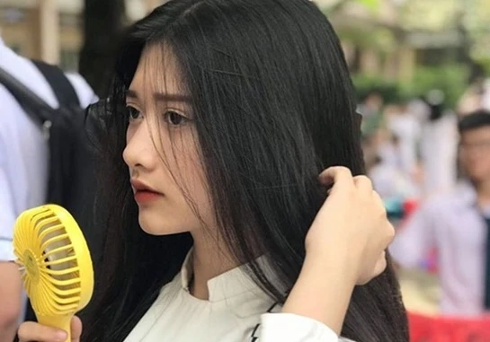 Nữ sinh 2k4 diện áo dài trắng, dân tình ca ngợi "như thiên thần"