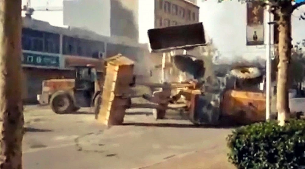 Video: Hỗn chiến máy xúc trên đường phố Trung Quốc