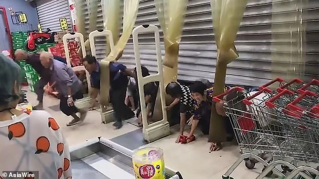 Video: Bò dưới sàn nhà, chui qua cửa để tranh mua trứng hạ giá ở TQ