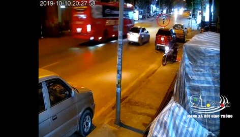 Video: Vượt ôtô con, xe khách tông trực diện xe máy khiến tài xế tử vong