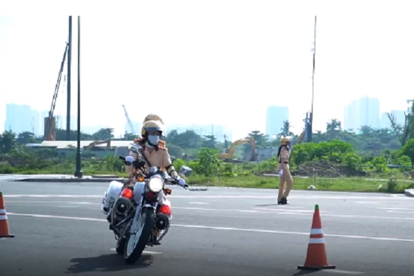 Video: Buổi tập của 58 nữ cảnh sát dẫn đoàn