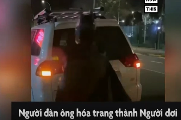 Video: Batman tặng thức ăn cho người vô gia cư