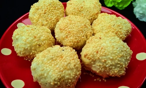 Mẹ làm bánh sắn bọc vừng nướng cho bữa xế chiều ngon đẫy bụng