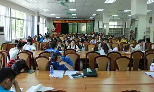 Trốn nắng nóng kỷ lục sinh viên vào thư viện “hưởng” máy lạnh