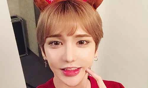 Chàng trai kiếm sống nhờ gương mặt xinh như búp bê