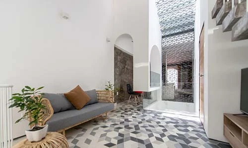 Nhà ống cải tạo với sân nằm trong nhà ở Sài Gòn