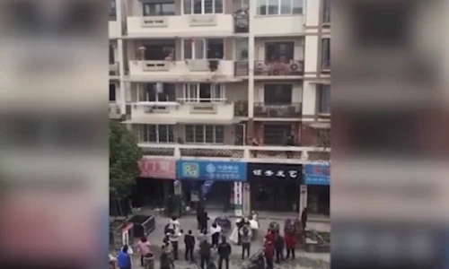 Video: Thót tim cảnh em bé rơi ra ngoài cửa sổ tầng 3
