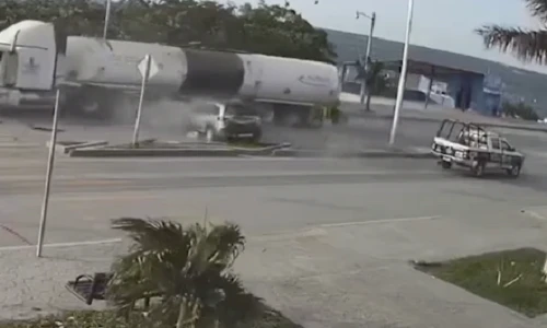 Video: Xe con bị xe cảnh sát húc văng rồi bị xe bồn đâm nát vụn