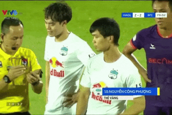 Cong Phuong gay tranh cai khi nem chai nuoc truoc mat trong tai