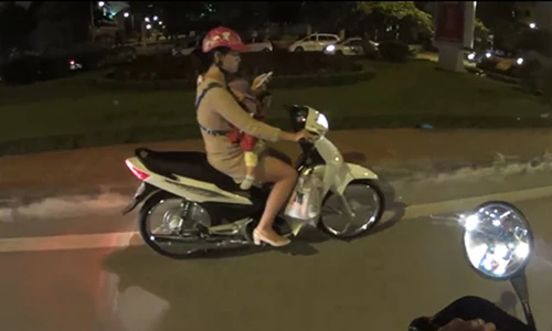 Video: Mẹ địu con trước ngực vừa chạy xe máy vừa dùng điện thoại