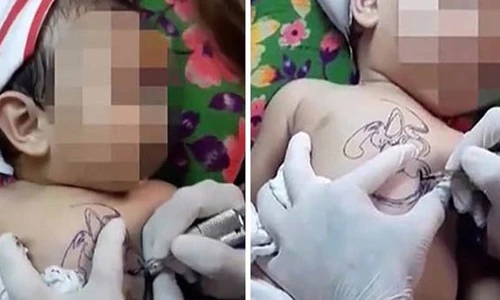 Video em bé bị giữ chặt để xăm hình ở Việt Nam lên báo nước ngoài
