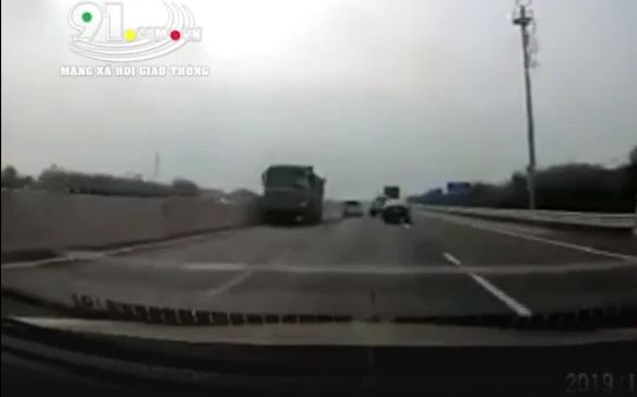 Video: Xe ben liều mạng chạy ngược chiều trên cao tốc, suýt gây thảm họa