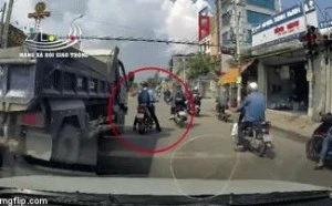 Video: Tài xế lái xe tải đuổi theo chèn ép, tấn công người đi xe máy