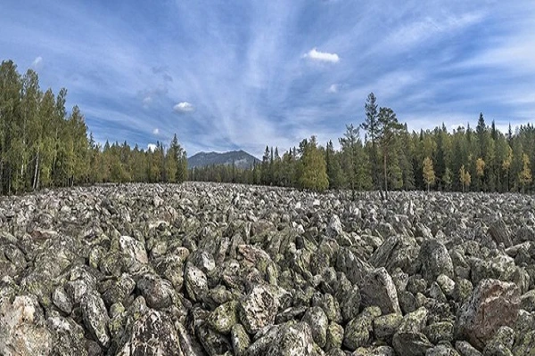 Ly kỳ về dòng sông đá nghìn năm không có nước chảy