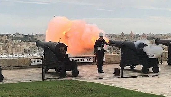 Video: Bay qua đúng lúc bắn đại bác, bồ câu trúng đạn chết thảm