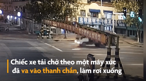 Video: Xe tải làm rơi thanh chắn, đè nát xe con suýt gây thảm kịch