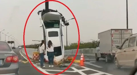 Video: Nữ tài xế lái ôtô đâm vào dải phân cách khiến xe dựng đứng