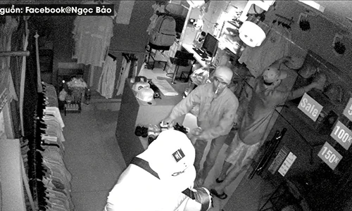 Video: Hai tên trộm đi ô tô ngang nhiên khoắng sạch shop quần áo
