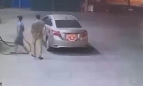 Video: Tài xế ô tô quỵt tiền đổ xăng ở Hà Nội