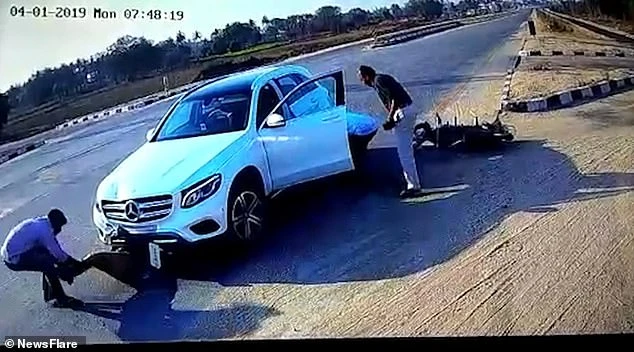 Video: Cặp đôi bị xe đâm, kéo lê vẫn đứng dậy đi như thường