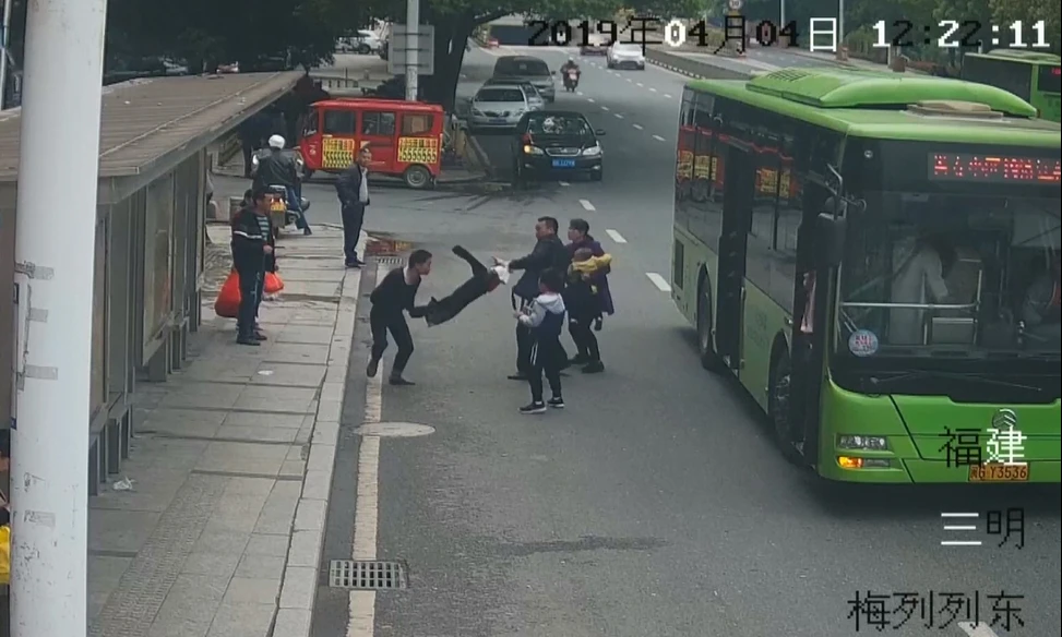 Video: Nữ cảnh sát gửi con nhỏ, chạy bộ hơn 1 km truy bắt trên trộm