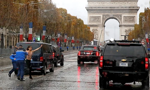 Video: Người phụ nữ ngực trần chặn đoàn xe hộ tống ông Trump ở Paris