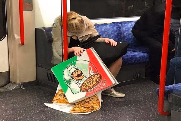 Chùm ảnh hài hước chứng minh điều gì cũng có thể xảy ra trên tàu điện