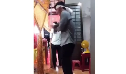 Video: Chàng trai nhảy và múa quạt trong đám tang người thân