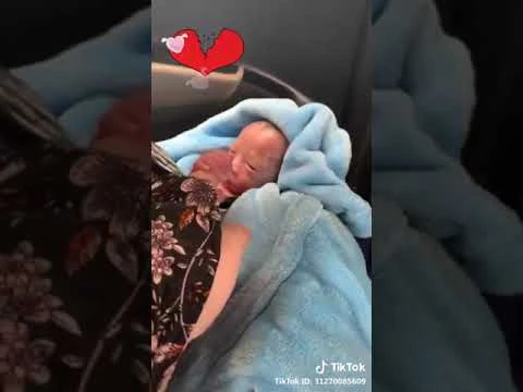 Video: Em bé vừa ra đời đã nắm chặt tay người lớn