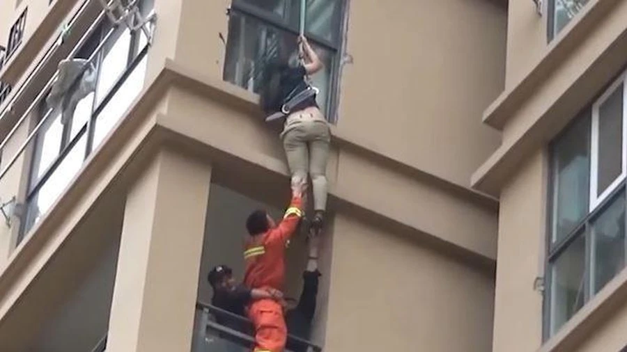 Video: Giải cứu cô gái trèo ra cửa sổ tầng 6 trốn bạn trai vũ phu