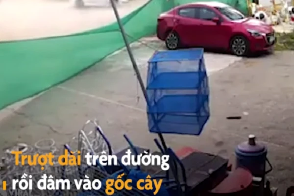 Video: Ôtô phóng nhanh mất lái lao vào gốc cây