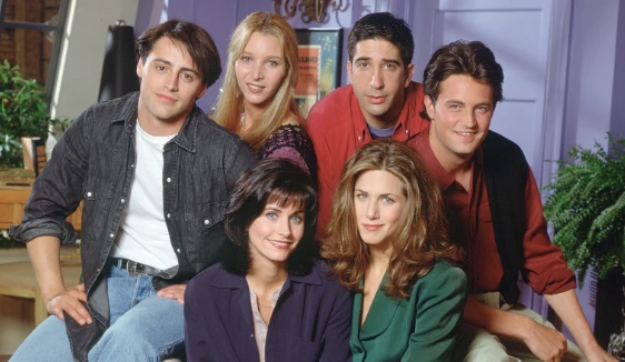 Váy ngắn, áo bó sát từ 31 năm trước của sao trở thành mốt