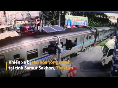 Video: Tài xế thoát chết thần kỳ khi qua đường bị tàu hỏa tông mạnh