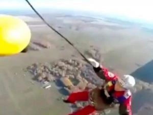 Video: Dù không bung, nhân viên cứu hộ rơi tự do từ trực thăng xuống đất